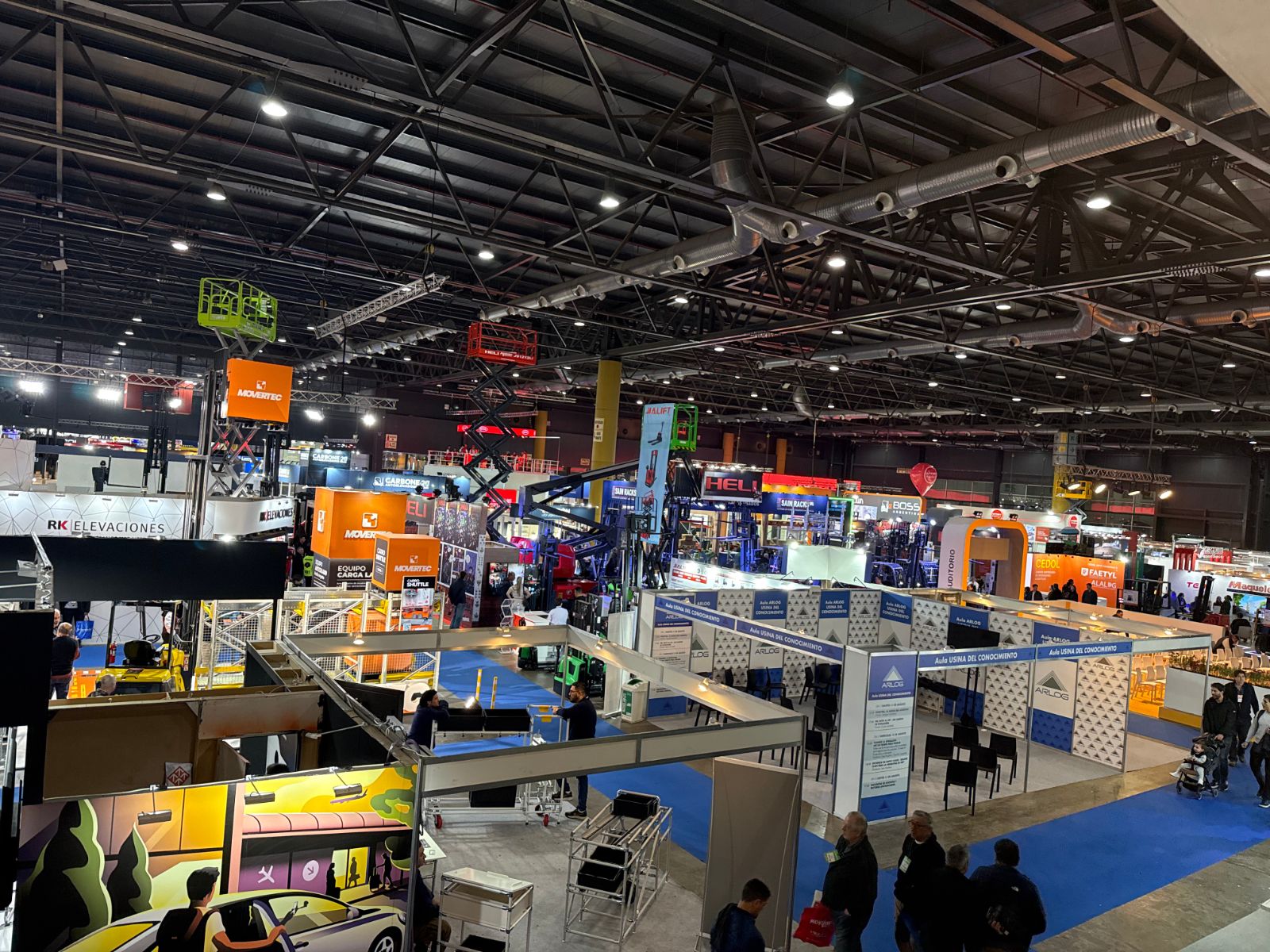 Piso de la exposición visto desde arriba, con stands y pasillos