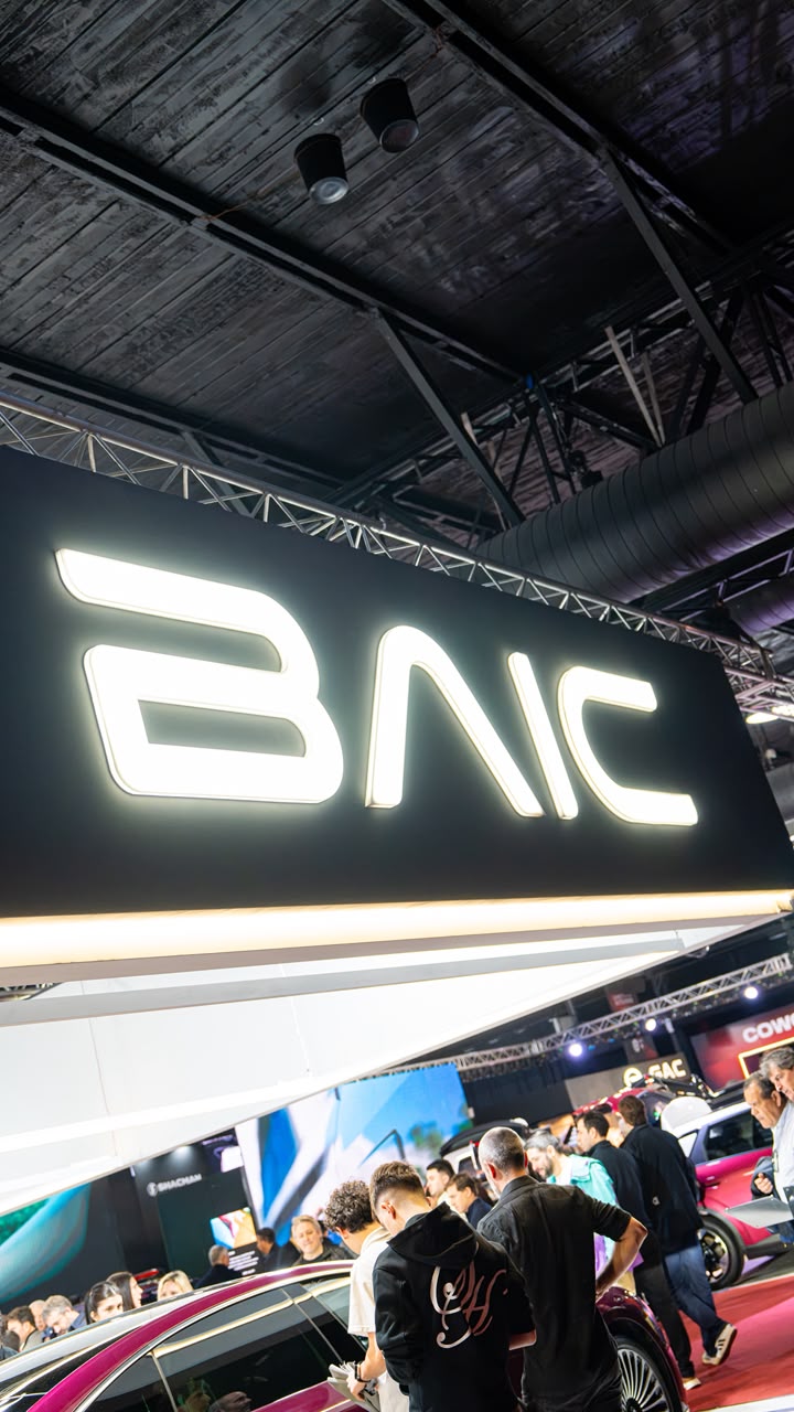 Cartel iluminado del stand de BAIC