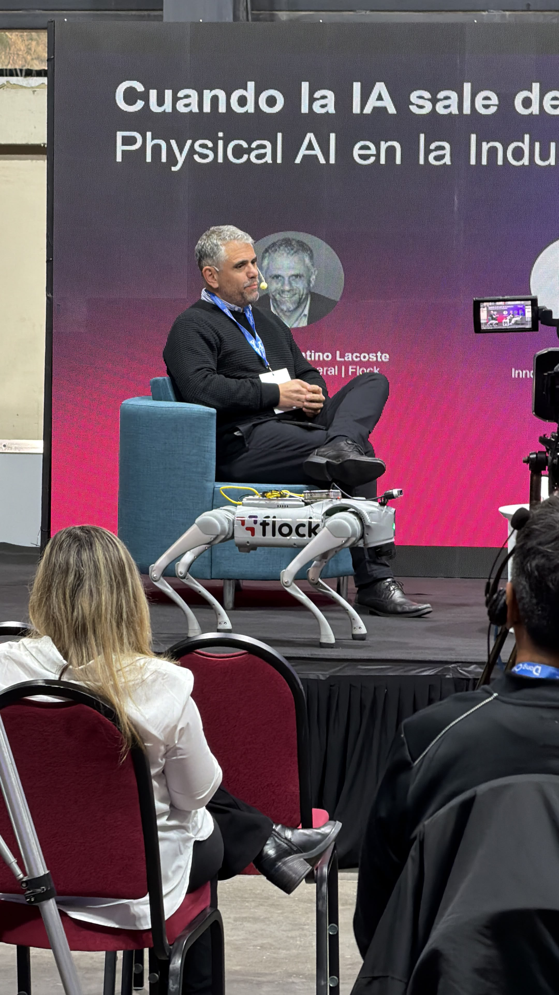 Charla sobre IA en el escenario de la expo