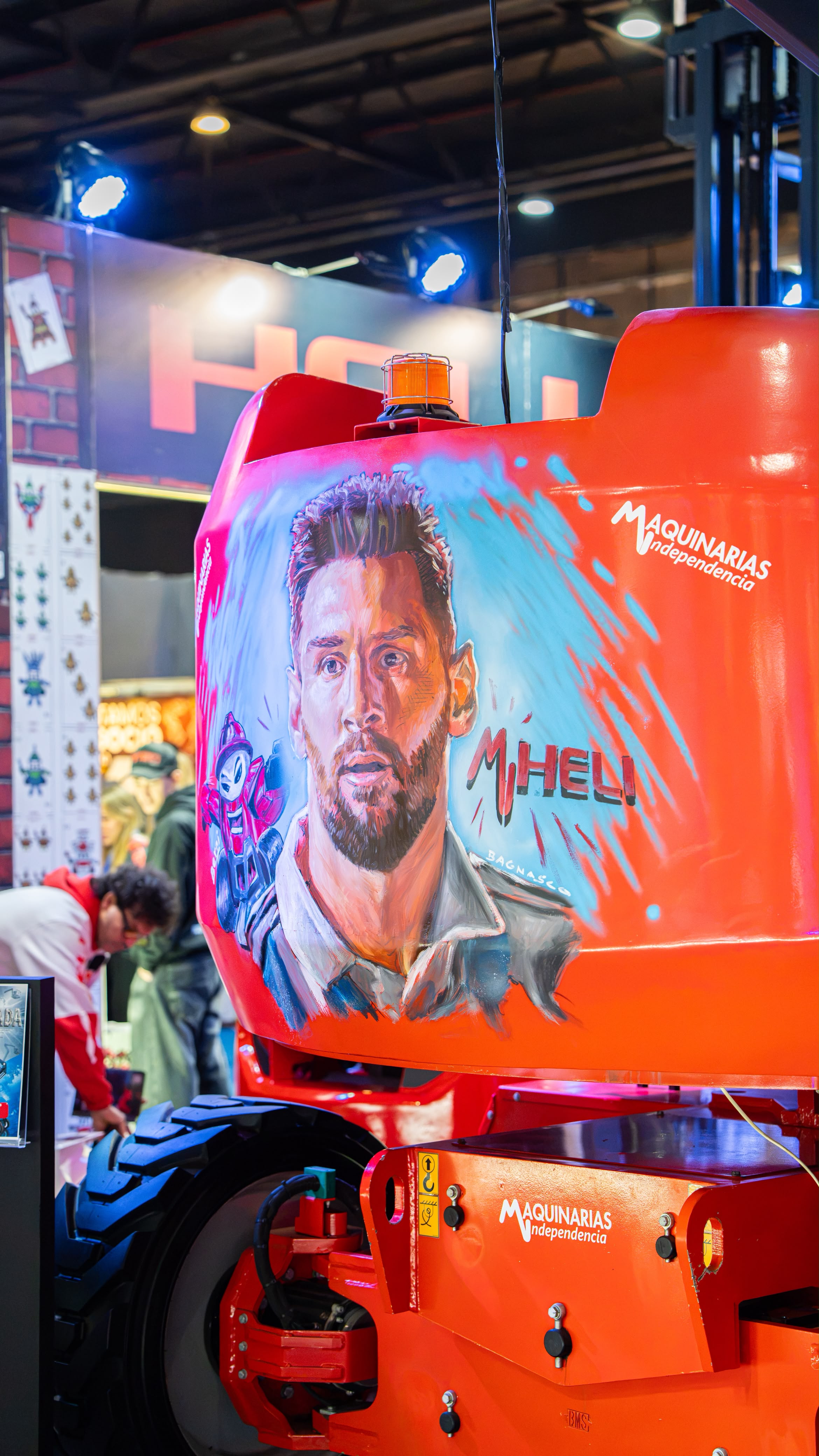 Autoelevador HELI intervenido por un artista en la expo