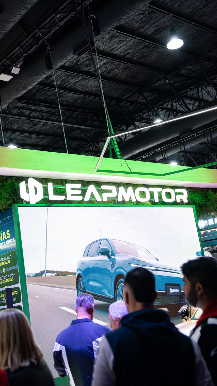 Pantalla del stand de Leapmotor con público