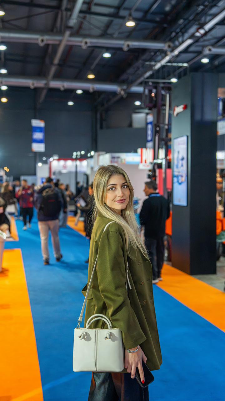 Giuliana Montenegro, socia fundadora de boko, en el pasillo de la expo